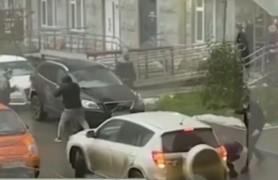 S-au bătut cu pumnii și picioarele de la locurile de parcare din curtea blocului